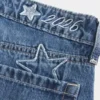 Laag uitgesneden donkerblauwe baggy jeans met ‘Class of ’26’-borduursel Laag uitgesneden donkerblauwe baggy jeans met ‘Class of ’26’-borduursel