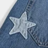 Laag uitgesneden donkerblauwe baggy jeans met ‘Class of ’26’-borduursel Laag uitgesneden donkerblauwe baggy jeans met ‘Class of ’26’-borduursel