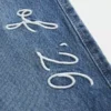 Laag uitgesneden donkerblauwe baggy jeans met ‘Class of ’26’-borduursel Laag uitgesneden donkerblauwe baggy jeans met ‘Class of ’26’-borduursel