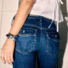 Laag uitgesneden donkerblauwe bootcut jeans