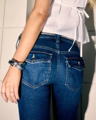 Laag uitgesneden donkerblauwe bootcut jeans