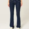 Laag uitgesneden donkerblauwe bootcut jeans Laag uitgesneden donkerblauwe bootcut jeans