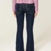 Laag uitgesneden donkerblauwe bootcut jeans Laag uitgesneden donkerblauwe bootcut jeans