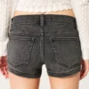 Laag uitgesneden gewassen zwarte denim short