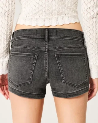 Laag uitgesneden gewassen zwarte denim short