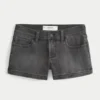 Laag uitgesneden gewassen zwarte denim short