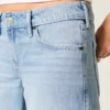 Laag uitgesneden lichtgewassen baggy jeans met studs en strikken Laag uitgesneden lichtgewassen baggy jeans met studs en strikken