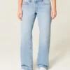 Laag uitgesneden lichtgewassen baggy jeans met studs en strikken Laag uitgesneden lichtgewassen baggy jeans met studs en strikken