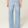 Laag uitgesneden lichtgewassen baggy jeans met studs en strikken Laag uitgesneden lichtgewassen baggy jeans met studs en strikken