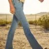 Laag uitgesneden lichtgewassen bootcut jeans