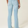 Laag uitgesneden, lichtgewassen bootcut jeans met scheuren en borduursels Laag uitgesneden, lichtgewassen bootcut jeans met scheuren en borduursels