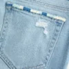 Laag uitgesneden, lichtgewassen bootcut jeans met scheuren en borduursels Laag uitgesneden, lichtgewassen bootcut jeans met scheuren en borduursels