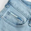 Laag uitgesneden, lichtgewassen bootcut jeans met scheuren en borduursels Laag uitgesneden, lichtgewassen bootcut jeans met scheuren en borduursels