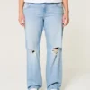 Laag uitgesneden, lichtgewassen, relaxed straight jeans met scheuren Laag uitgesneden, lichtgewassen, relaxed straight jeans met scheuren