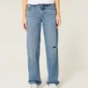 Laag uitgesneden, losse jeans met scheuren en medium wassing Laag uitgesneden, losse jeans met scheuren en medium wassing