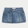 Laag uitgesneden rode denim minirok met stiksels Laag uitgesneden rode denim minirok met stiksels