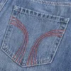 Laag uitgesneden rode denim minirok met stiksels Laag uitgesneden rode denim minirok met stiksels