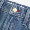 Laag uitgesneden rode denim minirok met stiksels Laag uitgesneden rode denim minirok met stiksels