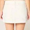 Laag uitgesneden witte denim minirok
