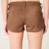 Lage short van imitatiesuède