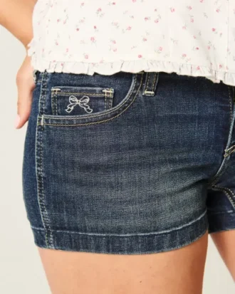 Lage taille donkerblauwe geborduurde denim short