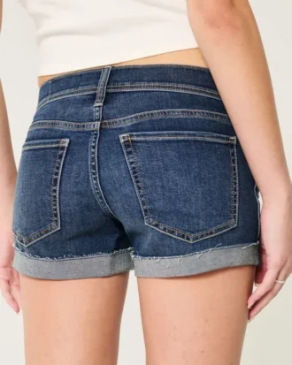 Lage taille, gescheurde, donkerblauwe denim short