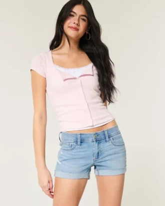 Lage taille, gescheurde, lichtgewassen denim short