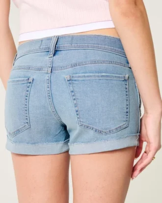 Lage taille, gescheurde, lichtgewassen denim short