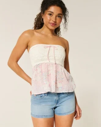 Lage taille, lichte wassing, denim short met bloemenborduursel