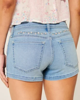 Lage taille, lichte wassing, denim short met bloemenborduursel