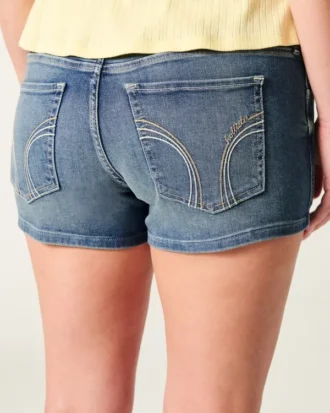 Lage taille, medium wassing, korte broek