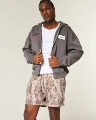 Losse fleece short met camouflageprint tot halverwege het bovenbeen