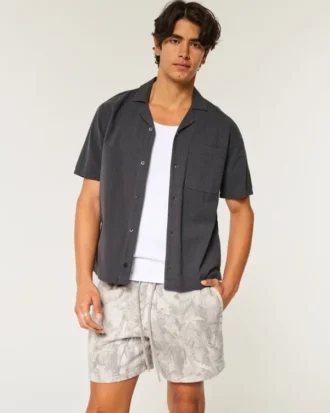 Losse fleece short met camouflageprint tot halverwege het bovenbeen