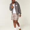 Losse fleece short met camouflageprint tot halverwege het bovenbeen Losse fleece short met camouflageprint tot halverwege het bovenbeen