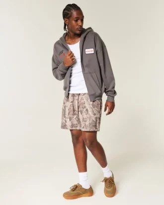 Losse fleece short met camouflageprint tot halverwege het bovenbeen