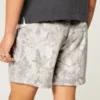 Losse fleece short met camouflageprint tot halverwege het bovenbeen Losse fleece short met camouflageprint tot halverwege het bovenbeen