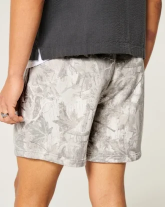 Losse fleece short met camouflageprint tot halverwege het bovenbeen