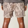 Losse fleece short met camouflageprint tot halverwege het bovenbeen Losse fleece short met camouflageprint tot halverwege het bovenbeen