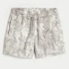 Losse fleece short met camouflageprint tot halverwege het bovenbeen Losse fleece short met camouflageprint tot halverwege het bovenbeen