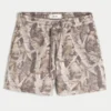 Losse fleece short met camouflageprint tot halverwege het bovenbeen Losse fleece short met camouflageprint tot halverwege het bovenbeen