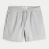 Losse fleece short tot halverwege het bovenbeen Losse fleece short tot halverwege het bovenbeen