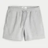 Losse fleece short tot halverwege het bovenbeen Losse fleece short tot halverwege het bovenbeen