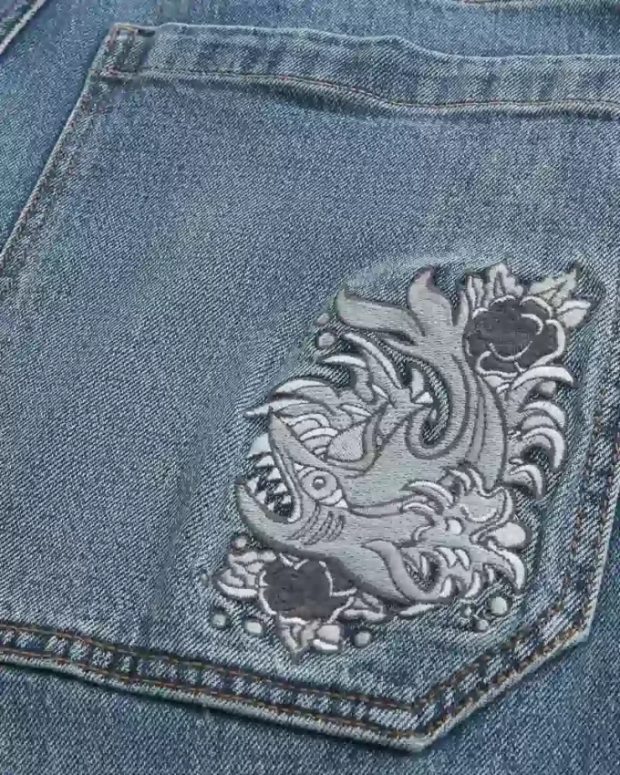 Medium gewassen skaterbaggyjeans met geborduurde haaientekening Medium gewassen skaterbaggyjeans met geborduurde haaientekening