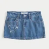 Medium Wash geborduurde ketting denim minirok Medium Wash geborduurde ketting denim minirok