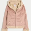 Met nepbont gevoerde hoodiejack van imitatieschapenvacht