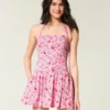 Mini-jurk met halternek en verlaagde taille Mini-jurk met halternek en verlaagde taille