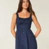 Mini-jurk met knoopsluiting aan de voorkant Mini-jurk met knoopsluiting aan de voorkant