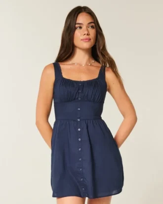 Mini-jurk met knoopsluiting aan de voorkant