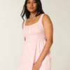 Mini-jurk met knoopsluiting aan de voorkant Mini-jurk met knoopsluiting aan de voorkant