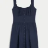 Mini-jurk met knoopsluiting aan de voorkant Mini-jurk met knoopsluiting aan de voorkant